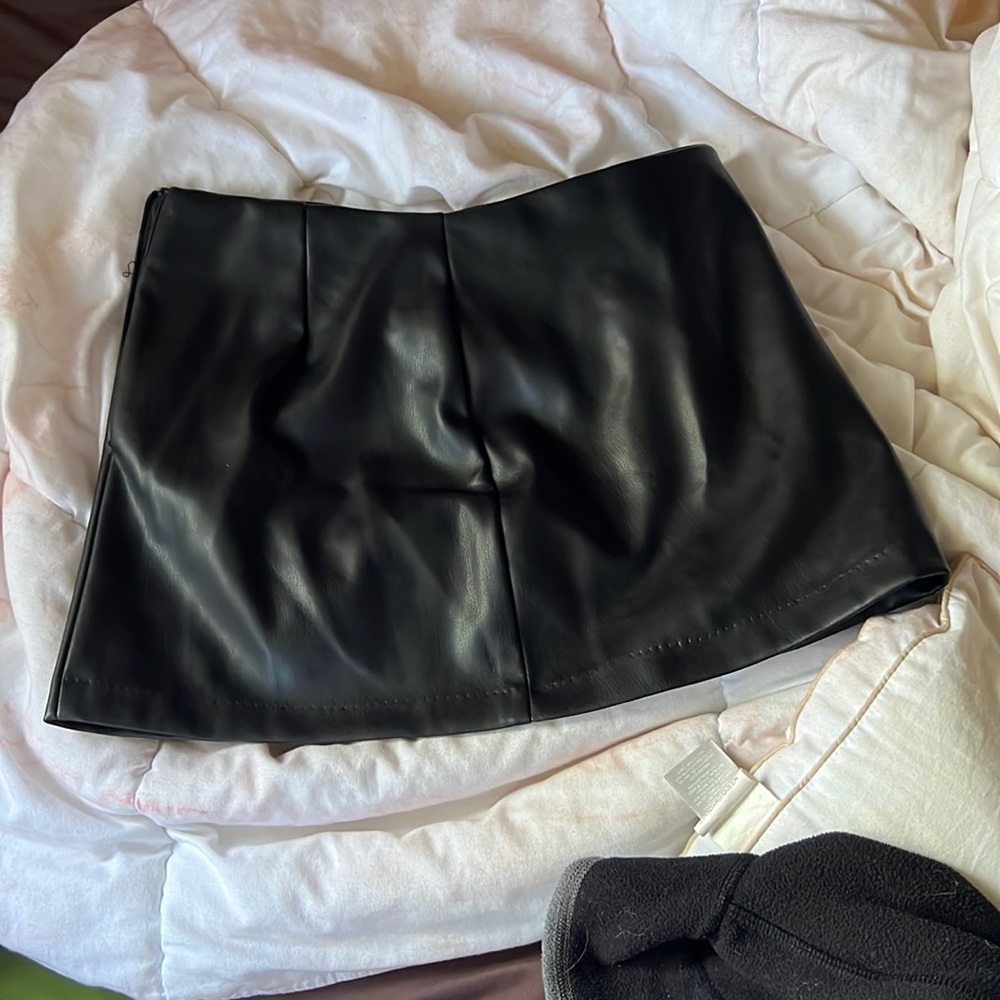 Oliviaceous leather skirt/skirt with slit size small